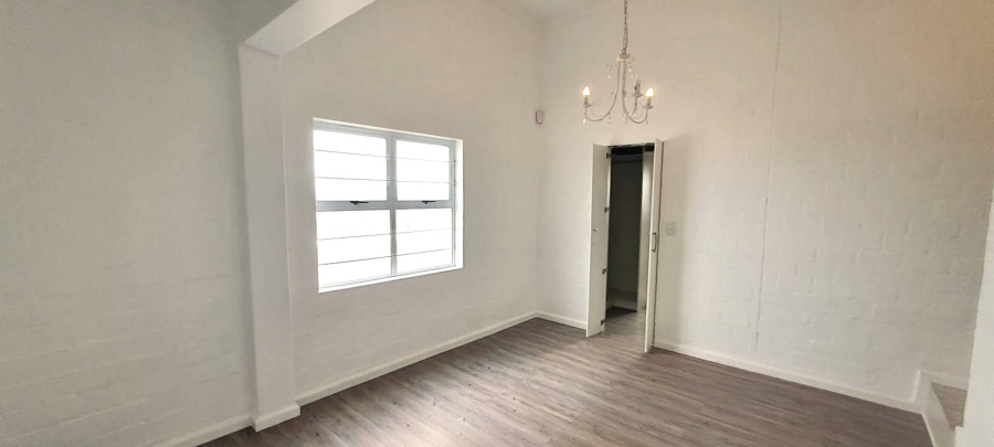 4 Bedroom Property for Sale in Hoogland Western Cape